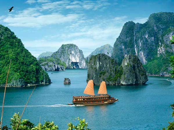 Du lịch Hạ Long vào mùa xuân rất lý tưởng nhưng giá dịch vụ cao