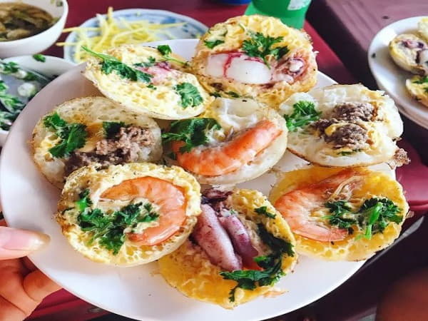 Bánh căn hải sản là gợi ý ăn gì ở Dốc Lết Nha Trang